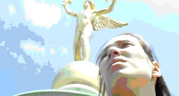 Garence Clavel sur la colonne de Juillet  Bastille