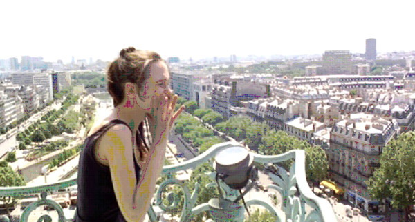 Garence Clavel sur la colonne de Juillet  Bastille