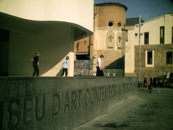Typique une fois encore de Barcelone: les alentours du muse d'art conemporain, o se cotoient les skateurs, les touristes et l'eglise.