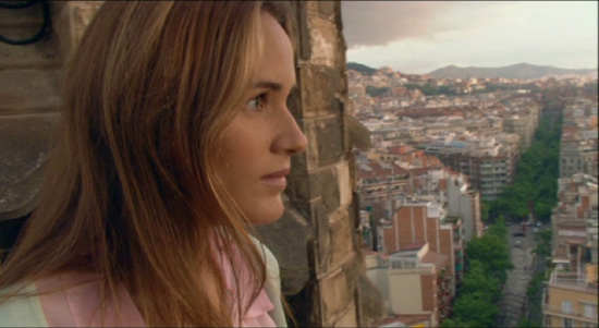 Judith Godreche regardant le paysage des hauteurs de la cathdrale